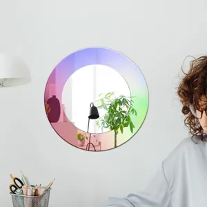 Gros plan détaillé sur l'autocollant mural miroir en acrylique irisé et multicolore.