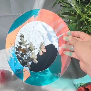 Superbe détail de miroir décoratif en acrylique iridescent avec reflet holographique.
