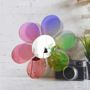 Détail miroir acrylique irisé, décoration murale pétales de fleur colorés, scène esthétique.