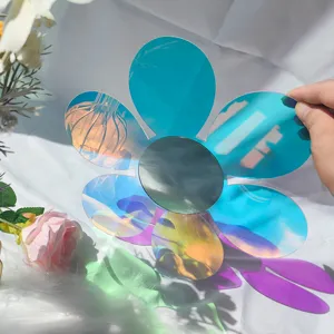 Gros plan détail de l'autocollant miroir fleur acrylique irisée, décoration murale.