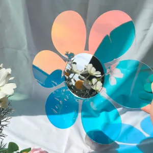 Vue détaillée de l'autocollant mural miroir fleur en acrylique iridescent avec adhésif.