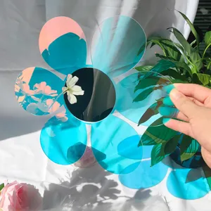 Miroir mural décoratif acrylique irisé fleur avec des pétales bleus pour déco maison.