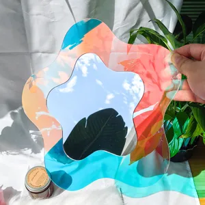 Détail de l'autocollant mural miroir acrylique iridescent coloré au design ondulé.