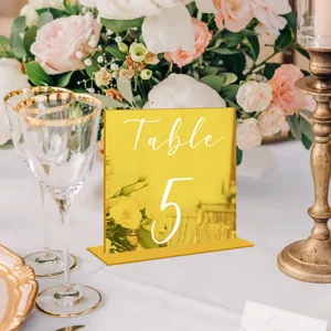 Detalle de número de mesa de acrílico dorado, elegante decoración de bodas y centro de mesa DIY.