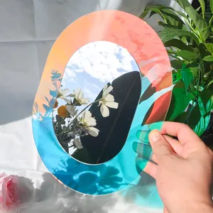 Gros plan de détail du miroir décoratif acrylique iridescent avec dégradé vibrant et clair.