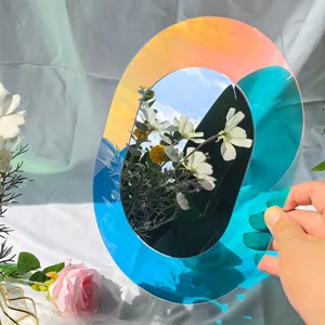 Gros plan détaillé du miroir mural en acrylique iridescent, design holographique pour déco.