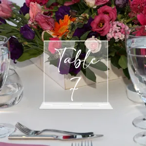 Letrero de número de mesa de acrílico transparente con base blanca para decoración de bodas.
