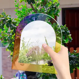 Vue détaillée de l'autocollant miroir acrylique iridescent avec des couleurs vibrantes.
