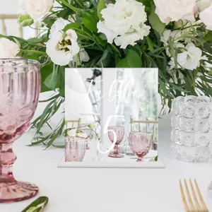 Detalle de cartel de número de mesa de acrílico, decoración de boda transparente.