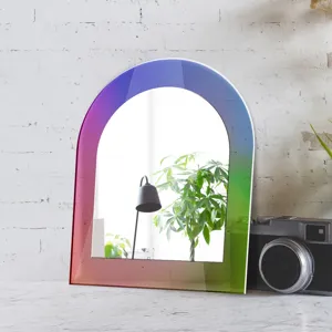 Miroir en acrylique coloré en arc avec bordure dégradée arc-en-ciel pour la déco.