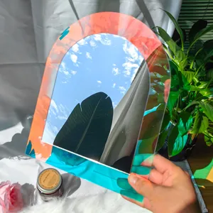 Miroir décoratif arc en acrylique irisé pour une décoration murale moderne et esthétique.