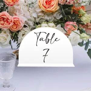 Tarjeta de número de mesa de acrílico en arco con detalle de decoración floral boda