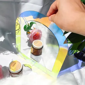 Detail d'adhesif miroir arc en acrylique irise avec reflets holographiques pour decoration.