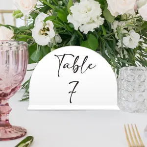 Vista detallada de letrero de numero de mesa acrilico con base para decoracion elegante de bodas.