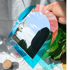 Autocollant miroir acrylique iridescent, élégant décor mural arqué, belle vue de détail.