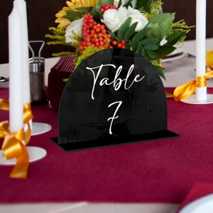 Placa de número de mesa de acrílico con soporte para decoración de bodas detalle primer plano.