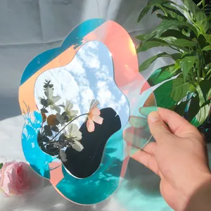 Vue détaillée du miroir acrylique holographique irrégulier, montrant un reflet coloré et moderne.