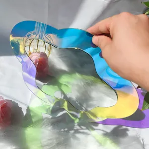 Détail de miroir décoratif en acrylique holographique avec design ondulé et effet brillant.