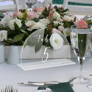 Vista detallada del cartel de número de mesa de acrílico transparente, decoración de boda perfecta.