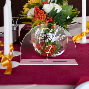 Cartel de numero de mesa de acrilico transparente con base para decoracion de bodas y fiestas.