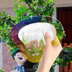 Gros plan sur l'autocollant de miroir en acrylique iridescent aux détails muraux réfléchissants.