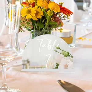 Letrero de número de mesa de acrílico transparente semicírculo con diseño floral.