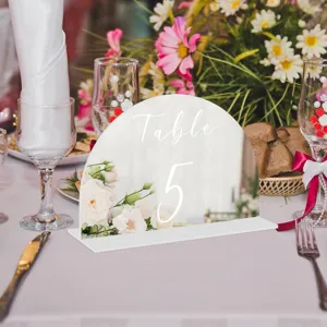 Letrero de número de mesa de acrílico con flores, detalle de decoración de bodas.