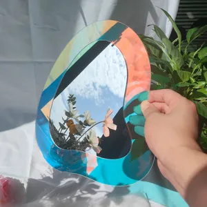 Vue détaillée du miroir décoratif en acrylique irrégulier irisé aux superbes reflets.