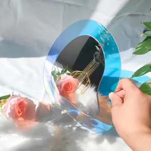 Vue détaillée d'un miroir décoratif en acrylique irisé irrégulier avec de magnifiques reflets.