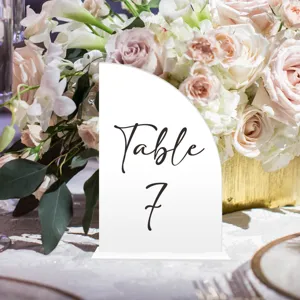 Vista detallada del cartel con número de mesa acrílico para boda y decoración de eventos.