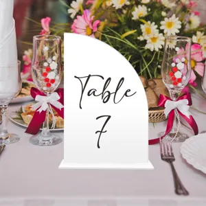 Detalle del letrero de número de mesa de acrílico para boda, diseño de arco claro.