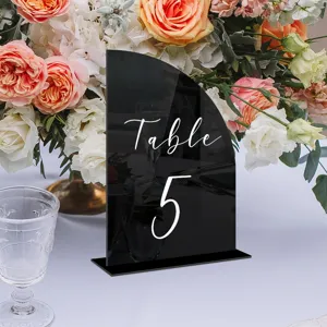 Detalles del letrero de mesa de acrílico negro con base, ideal para decoración de bodas y eventos.