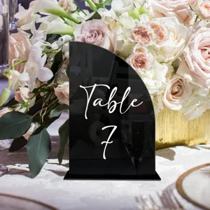 Placa de número de mesa de acrílico negro con base para la decoración de bodas.