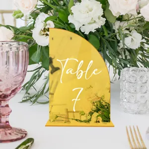 Cartel de numero de mesa de acrilico, detalle de decoracion de mesa amarilla en boda.