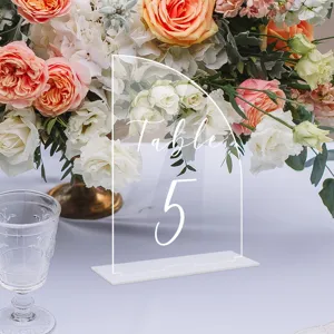 Elegante letrero de mesa de acrílico transparente arco decoración boda vista detalle