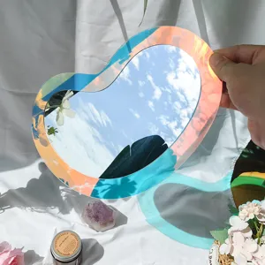 Gros plan détaillé du miroir en acrylique holographique irrégulier aux reflets arc-en-ciel.