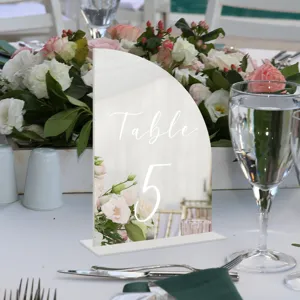 Placa de numero de mesa de acrilico transparente en arco con base para fiesta y boda.