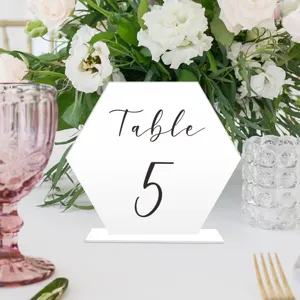 Vista detallada de número de mesa de acrílico hexagonal para decoración de bodas.