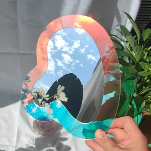 Détail de miroir décoratif en acrylique irisé, effet de réflexion coloré pour déco murale.