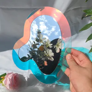 Gros plan sur le miroir mural en acrylique irisé irrégulier avec des détails de vagues uniques.
