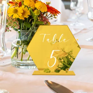Letrero de numero de mesa de acrilico dorado hexagonal para decoracion de fiesta de boda.
