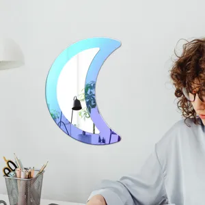 Sticker mural miroir lune en acrylique irisé, vue détaillée avec surface réfléchissante.