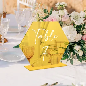 Placa de numero de mesa de boda de acrilico hexagonal soporte decorativo dorado.