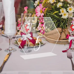 Letrero de numero de mesa hexagonal de acrilico transparente con base para decoracion de bodas.