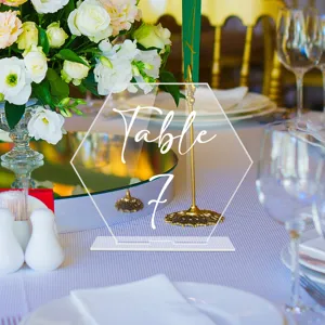 Letrero de número de mesa de acrílico hexagonal con base blanca para decoración de bodas y fiestas.