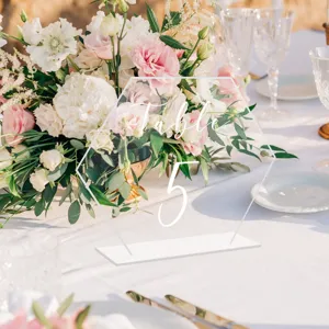 Placa de número de mesa de acrílico transparente hexagonal con base blanca para boda