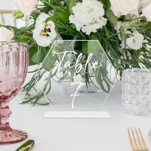 Detalle de número de mesa de acrílico transparente para decoración de bodas y fiestas.