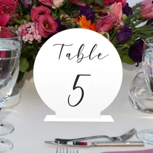 Letrero de numero de mesa de acrilico transparente con base para decoracion de bodas.