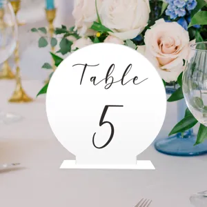 Detalle de tarjeta de número de mesa de boda acrílica, decoración de mesa redonda.