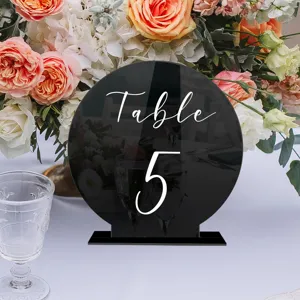 Placa de número de mesa redonda de acrílico negro con soporte, detalle de boda elegante.